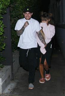 Ariana Grande feet photo thumbnail