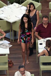 Vanessa Hudgens feet photo thumbnail