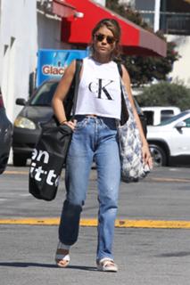 Sarah Hyland feet photo thumbnail