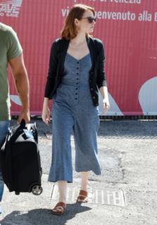 Emma Stone feet photo thumbnail