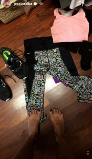 Jessica Alba feet photo thumbnail
