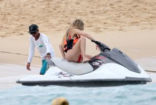 Khloé Kardashian feet photo thumbnail