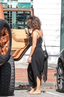 Jennifer Lopez feet photo thumbnail