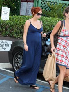 Ashlee Simpson feet photo thumbnail