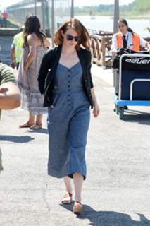 Emma Stone feet photo thumbnail