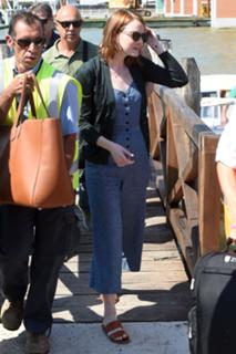 Emma Stone feet photo thumbnail