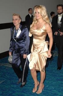 Pamela Anderson feet photo thumbnail
