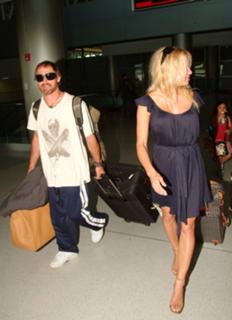 Pamela Anderson feet photo thumbnail