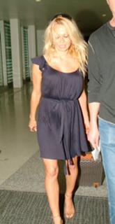 Pamela Anderson feet photo thumbnail