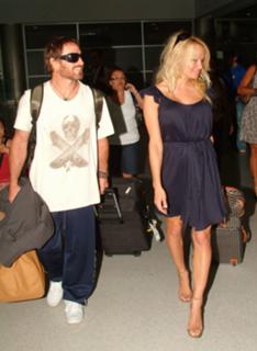 Pamela Anderson feet photo thumbnail