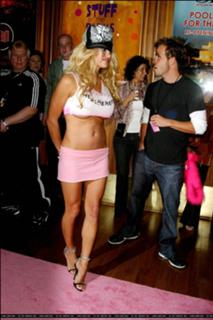 Pamela Anderson feet photo thumbnail