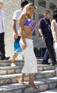 Pamela Anderson feet photo thumbnail