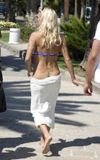 Pamela Anderson feet photo thumbnail