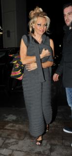 Pamela Anderson feet photo thumbnail