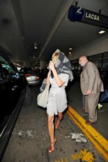 Pamela Anderson feet photo thumbnail