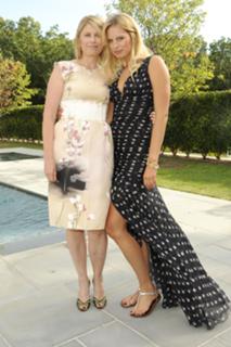 Karolina Kurkova feet photo thumbnail