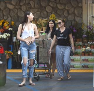 Ariel Winter feet photo thumbnail