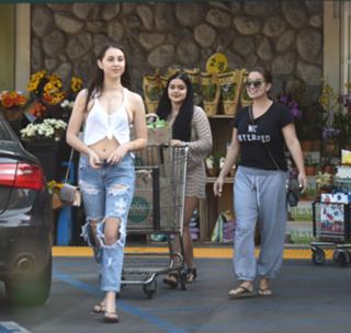Ariel Winter feet photo thumbnail