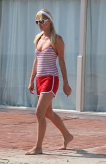 Paris Hilton feet photo thumbnail