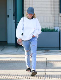 Sofia Richie feet photo thumbnail