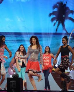 Raai Laxmi feet photo thumbnail