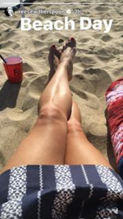 Reese Witherspoon feet photo thumbnail