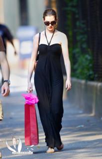 Anne Hathaway feet photo thumbnail