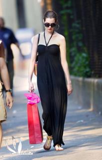 Anne Hathaway feet photo thumbnail