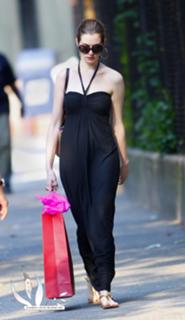Anne Hathaway feet photo thumbnail