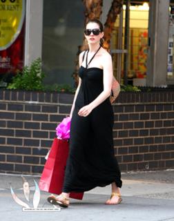 Anne Hathaway feet photo thumbnail