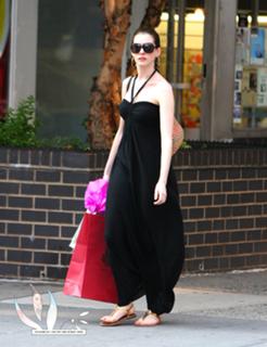 Anne Hathaway feet photo thumbnail