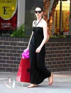 Anne Hathaway feet photo thumbnail
