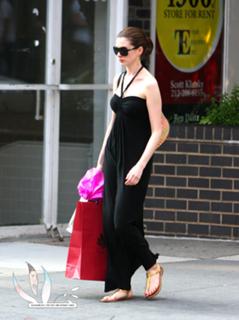 Anne Hathaway feet photo thumbnail