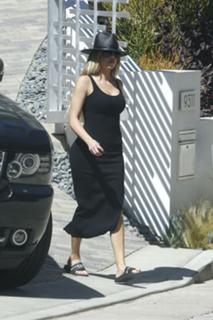 Khloé Kardashian feet photo thumbnail