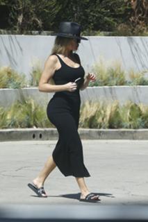 Khloé Kardashian feet photo thumbnail