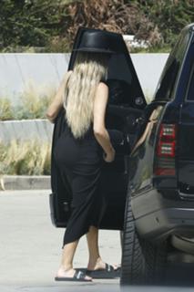 Khloé Kardashian feet photo thumbnail