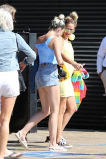 Miley Cyrus feet photo thumbnail