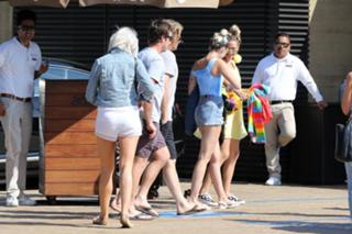 Miley Cyrus feet photo thumbnail