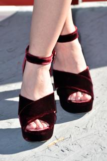 Dakota Fanning feet photo thumbnail