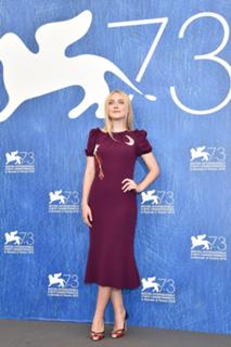 Dakota Fanning feet photo thumbnail