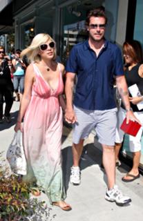 Tori Spelling feet photo thumbnail