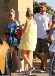 Miley Cyrus feet photo thumbnail
