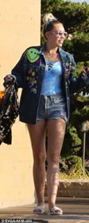 Miley Cyrus feet photo thumbnail