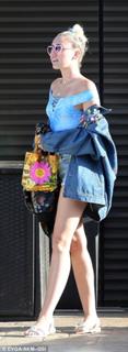 Miley Cyrus feet photo thumbnail