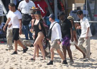 Khloé Kardashian feet photo thumbnail