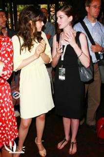 Anne Hathaway feet photo thumbnail