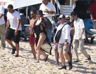 Khloé Kardashian feet photo thumbnail