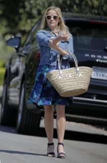 Reese Witherspoon feet photo thumbnail