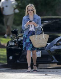 Reese Witherspoon feet photo thumbnail