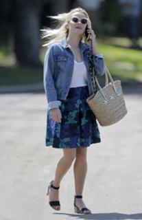 Reese Witherspoon feet photo thumbnail